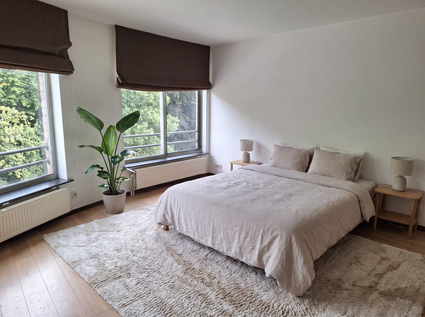 Slaapkamer op de 4de verdieping, virtueel ingericht, met zicht op het park